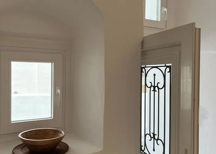 Cave Noelia Fira (Santorini)