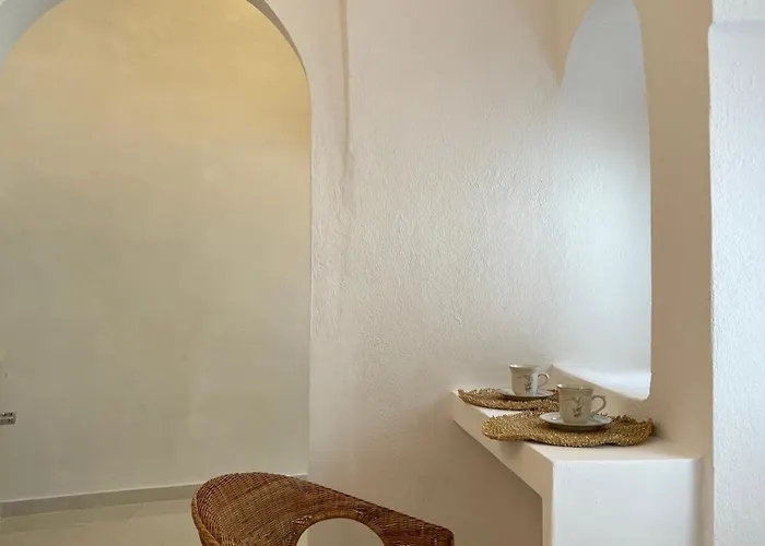 Cave Noelia Daire Fira (Santorini)