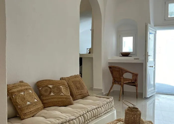 Cave Noelia Fira (Santorini)