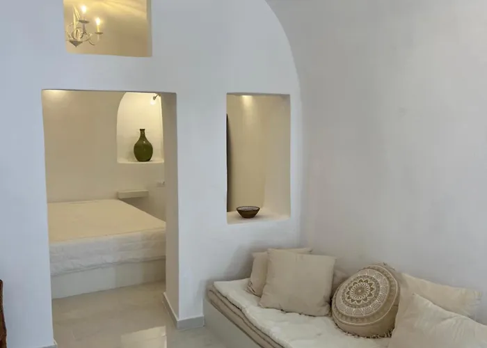 Cave Noelia Daire Fira (Santorini)