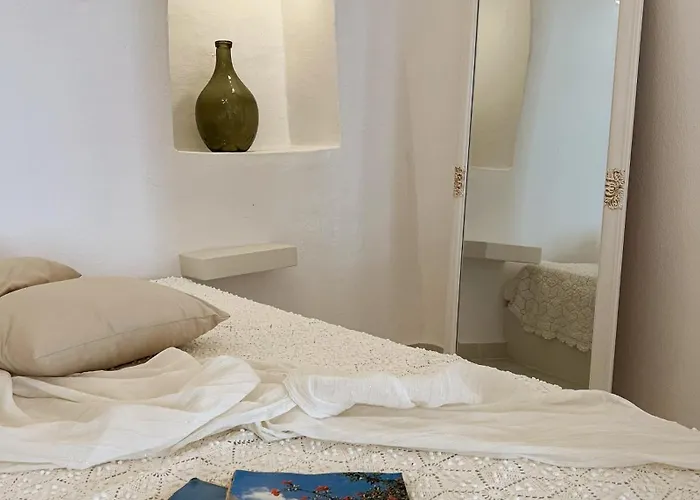 Cave Noelia Fira (Santorini)