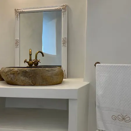 Cave Noelia Fira (Santorini)