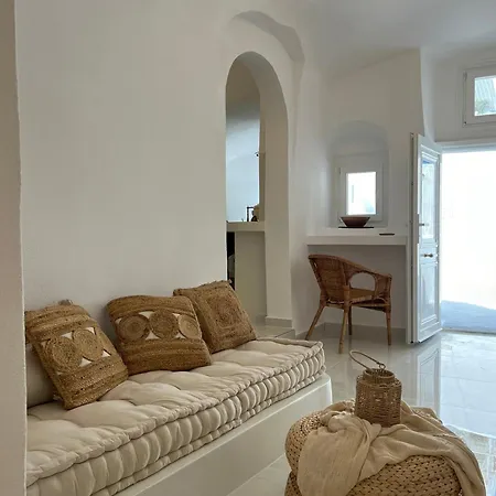 Cave Noelia Fira (Santorini)