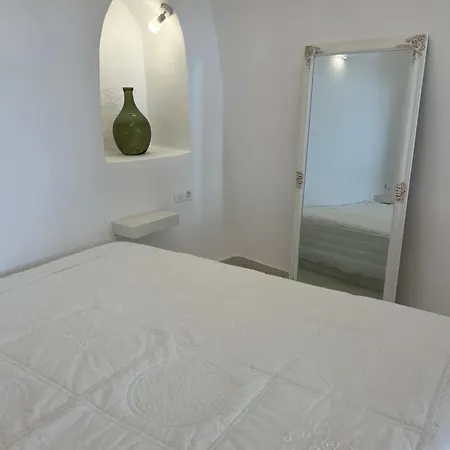 Cave Noelia Fira (Santorini)