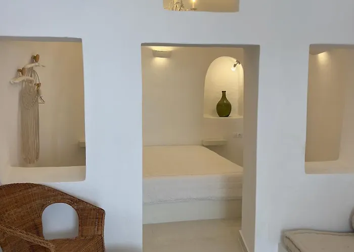 Cave Noelia Fira (Santorini)